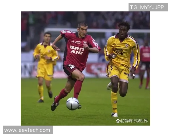 足球巨星赛场拼搏女儿温情陪伴展现父爱与亲情力量