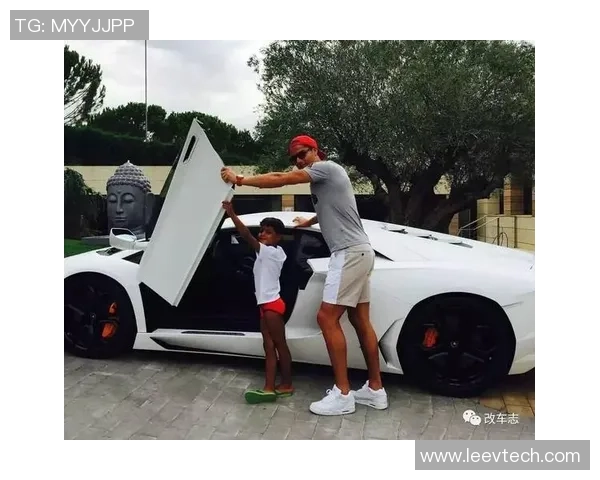 足球巨星纷纷背包亮相 探秘他们场外的独特时尚风采