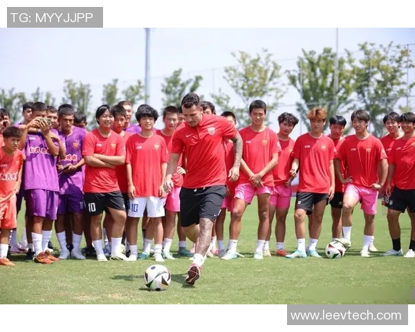 足球球星因扔啤酒瓶引发争议 社交媒体热议场面背后的真相