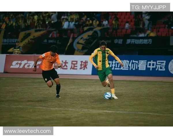 黄色战袍闪耀绿茵场足球球星激情演绎速度与荣耀瞬间 黄色战袍闪耀绿茵场足球球星激情演绎速度与荣耀瞬间